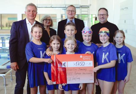 Scheckübergabe Schwimmwette 